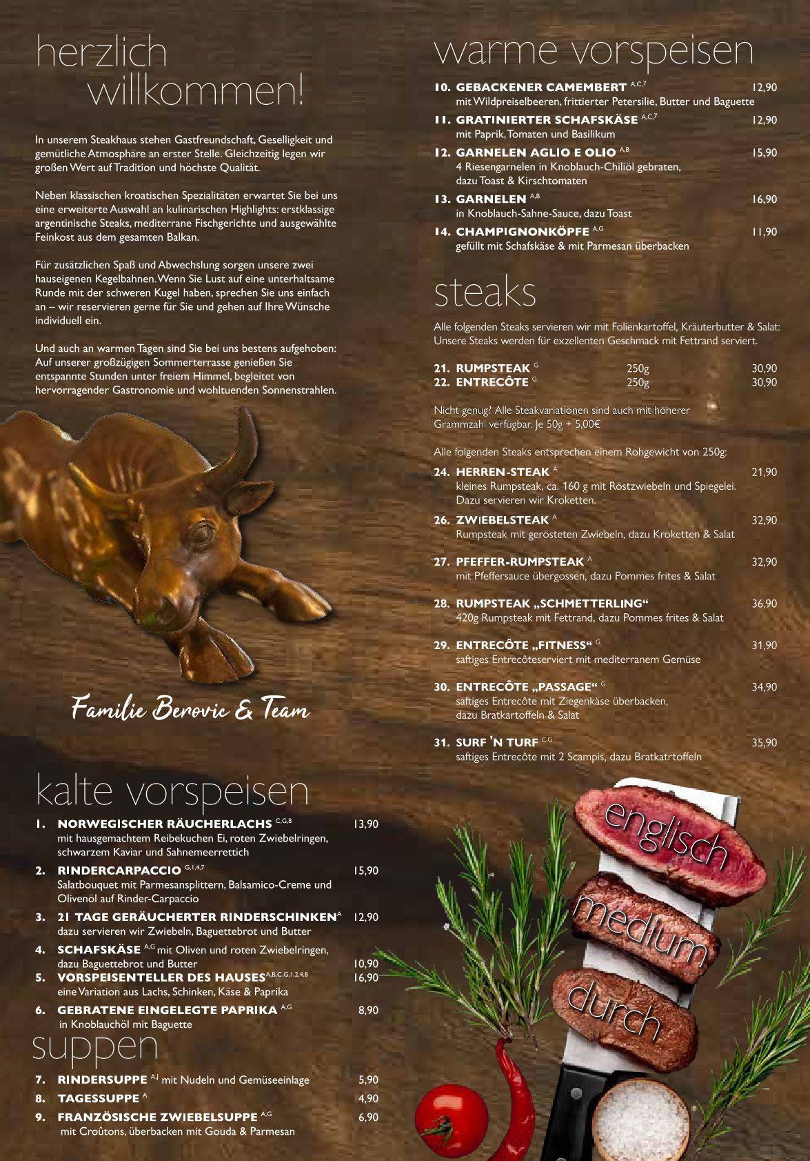 Speisekarte mit Text und Abbildungen von Speisen, inklusive eines Stier-Logos, auf einem Hintergrund in Holzoptik.