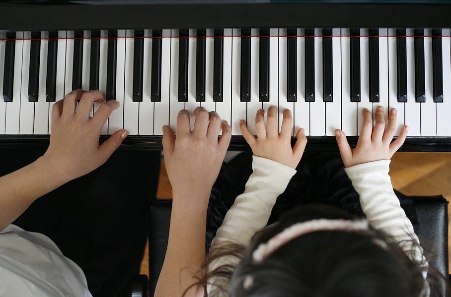 Cours de piano à l'Ecole Jacques Bense à Paris 9ème