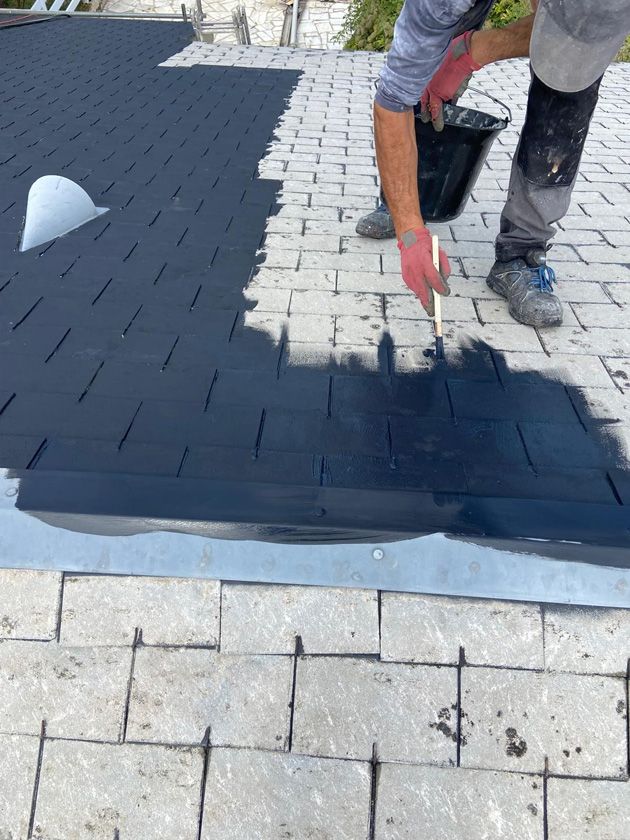 Application d'un traitement sur une toiture