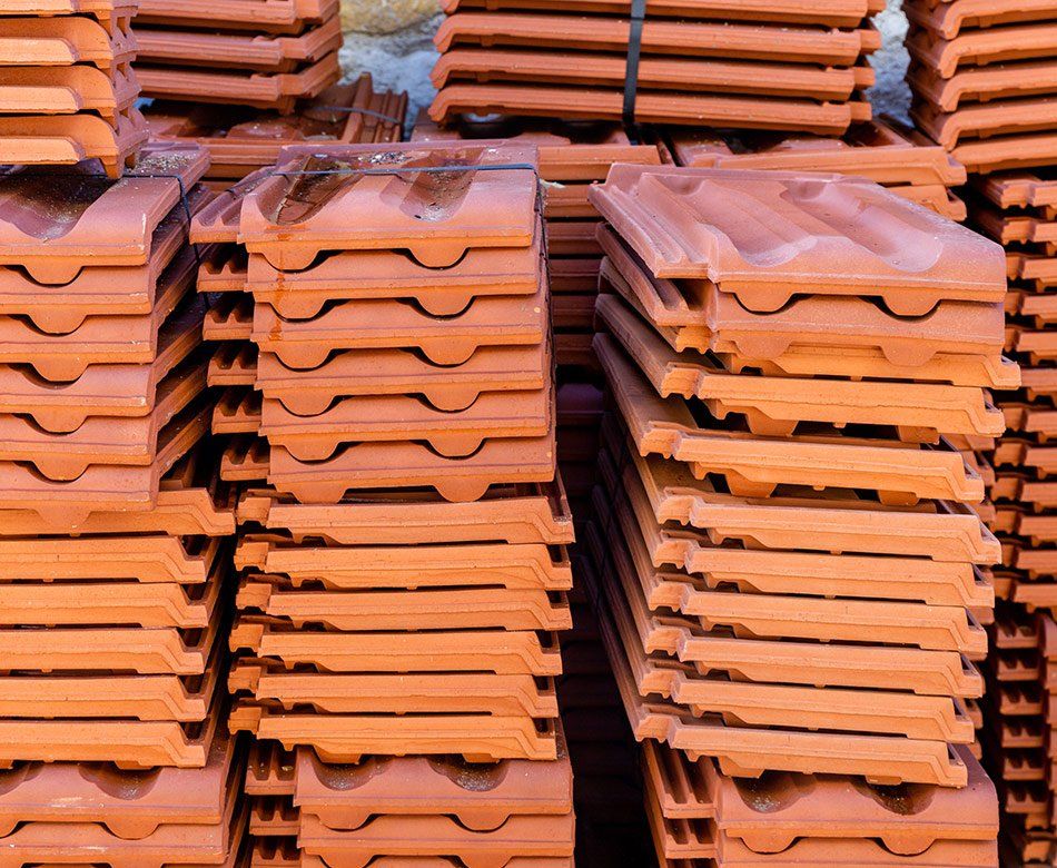 pile de tuiles posées au sol