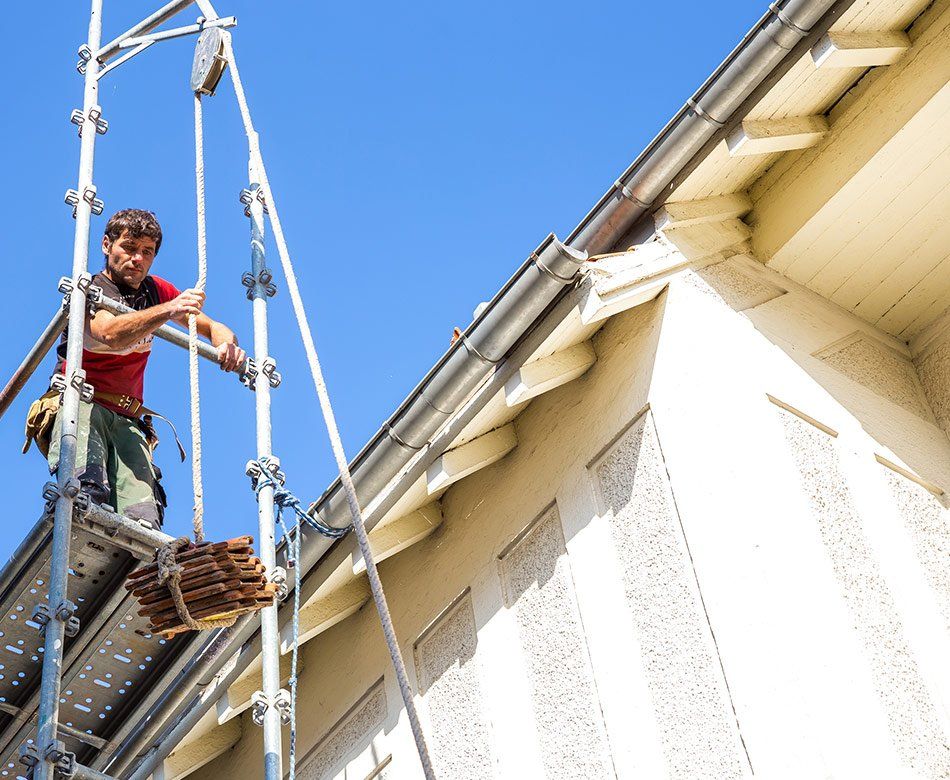 Ouvrier sur un échaffaudage
