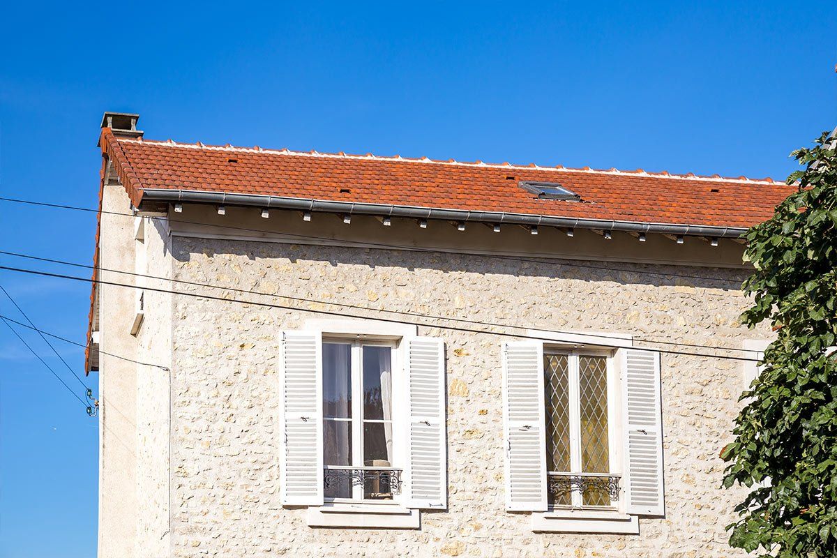 Maison sous un ciel bleu