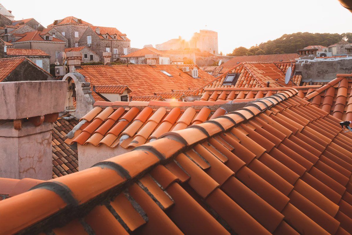 Toit au soleil couchant