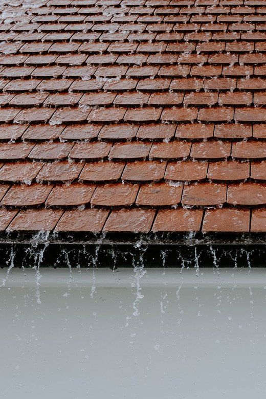 Photo de toiture sous la pluie