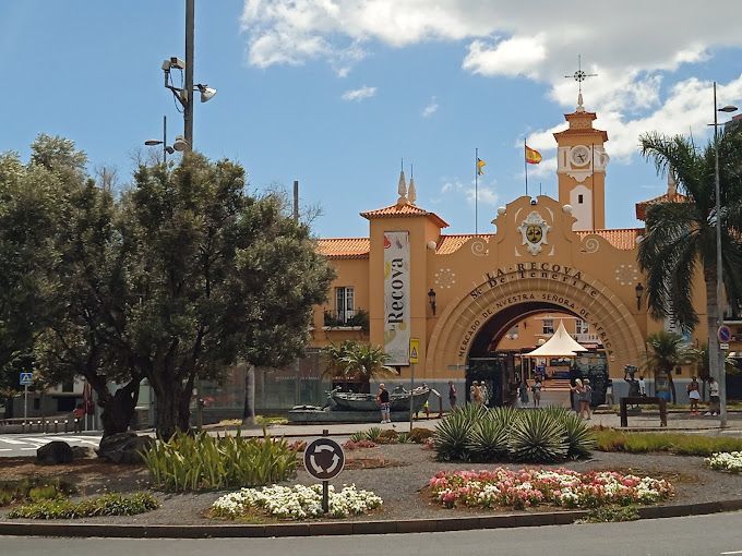 Un gran edificio con un cartel que dice reserva.
