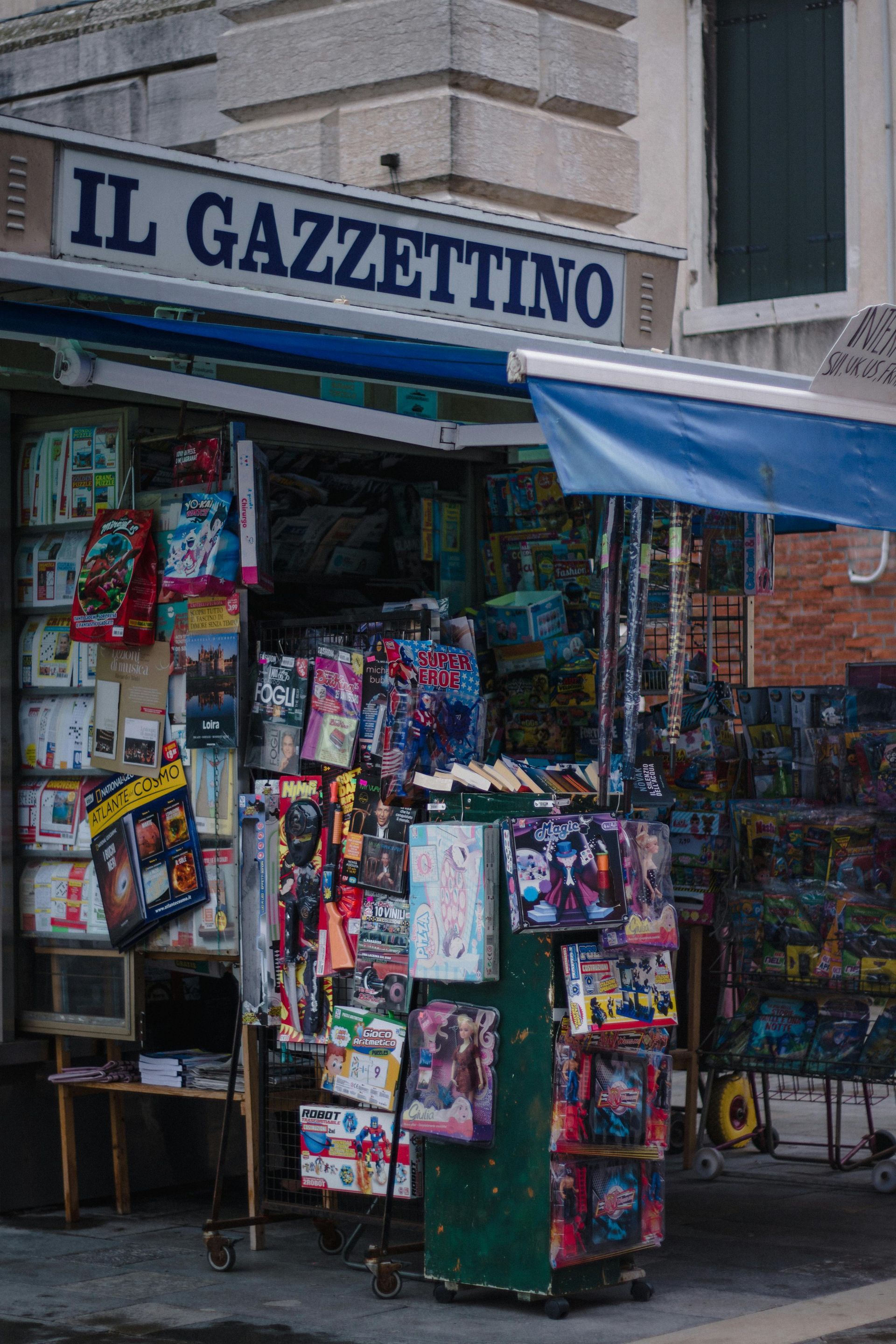 Un escaparate con un cartel que dice el periódico