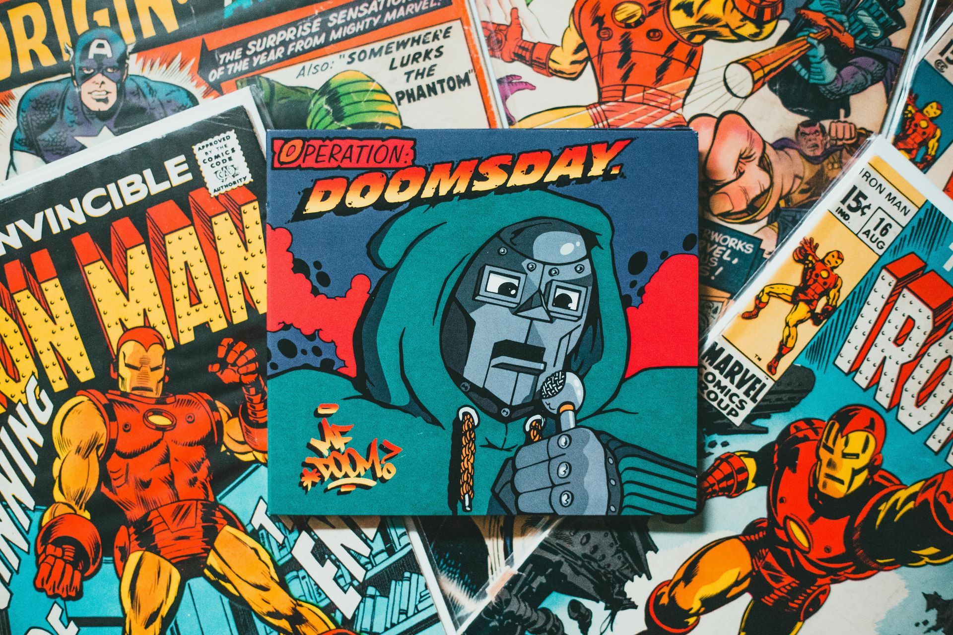Un collage de cómics que incluye a Iron Man y Doomsday.