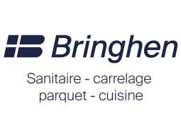 Une femme en chemise verte rit la bouche ouverte