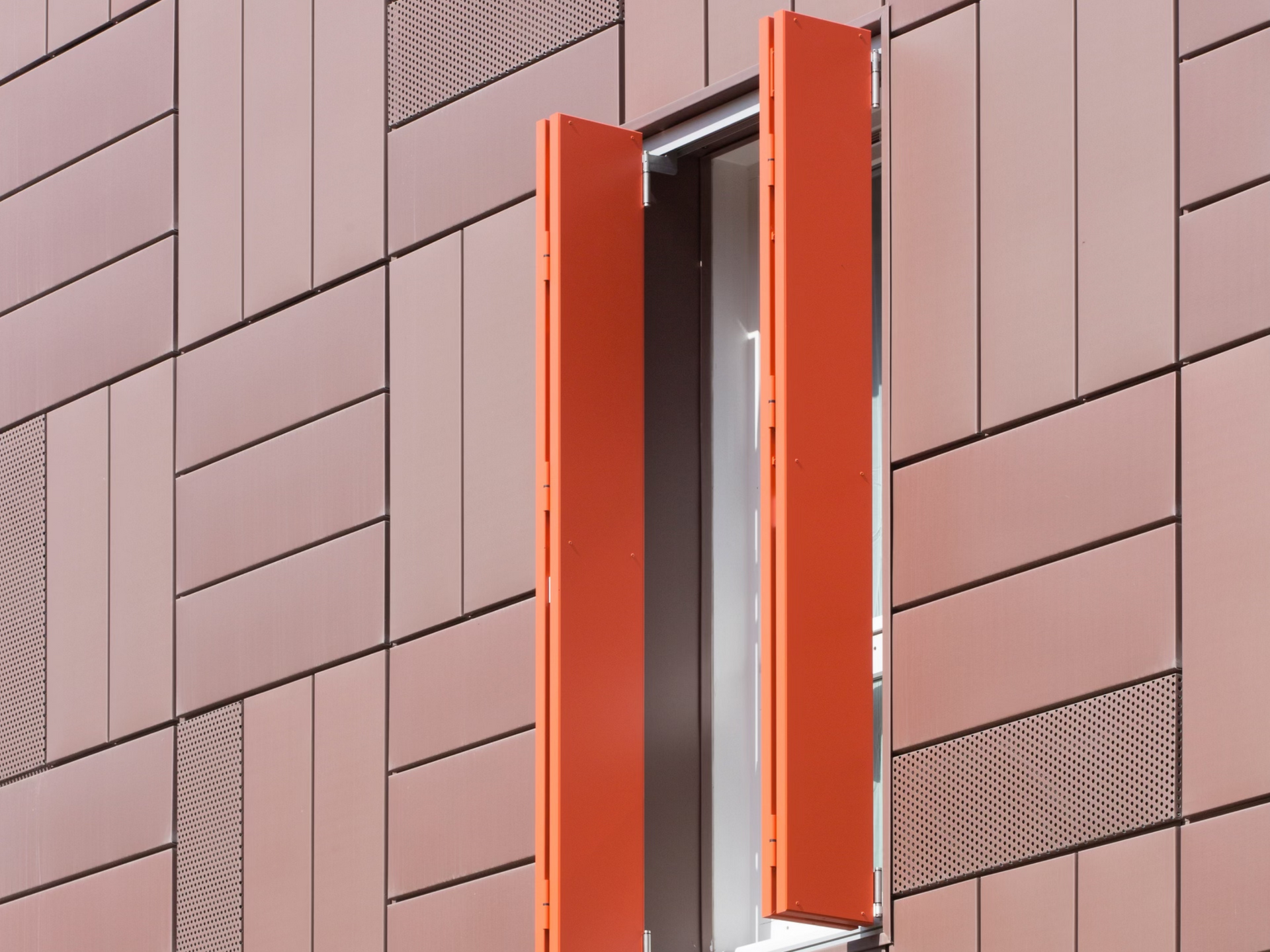 Façade métallique de couleur orange et brique