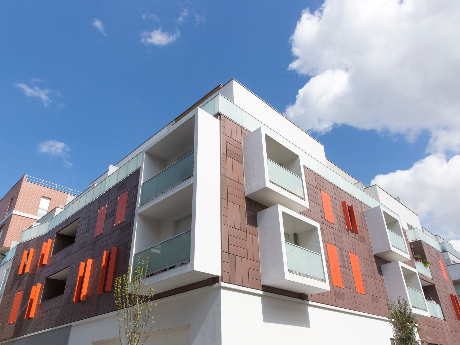 Façade avec des métaux colorés