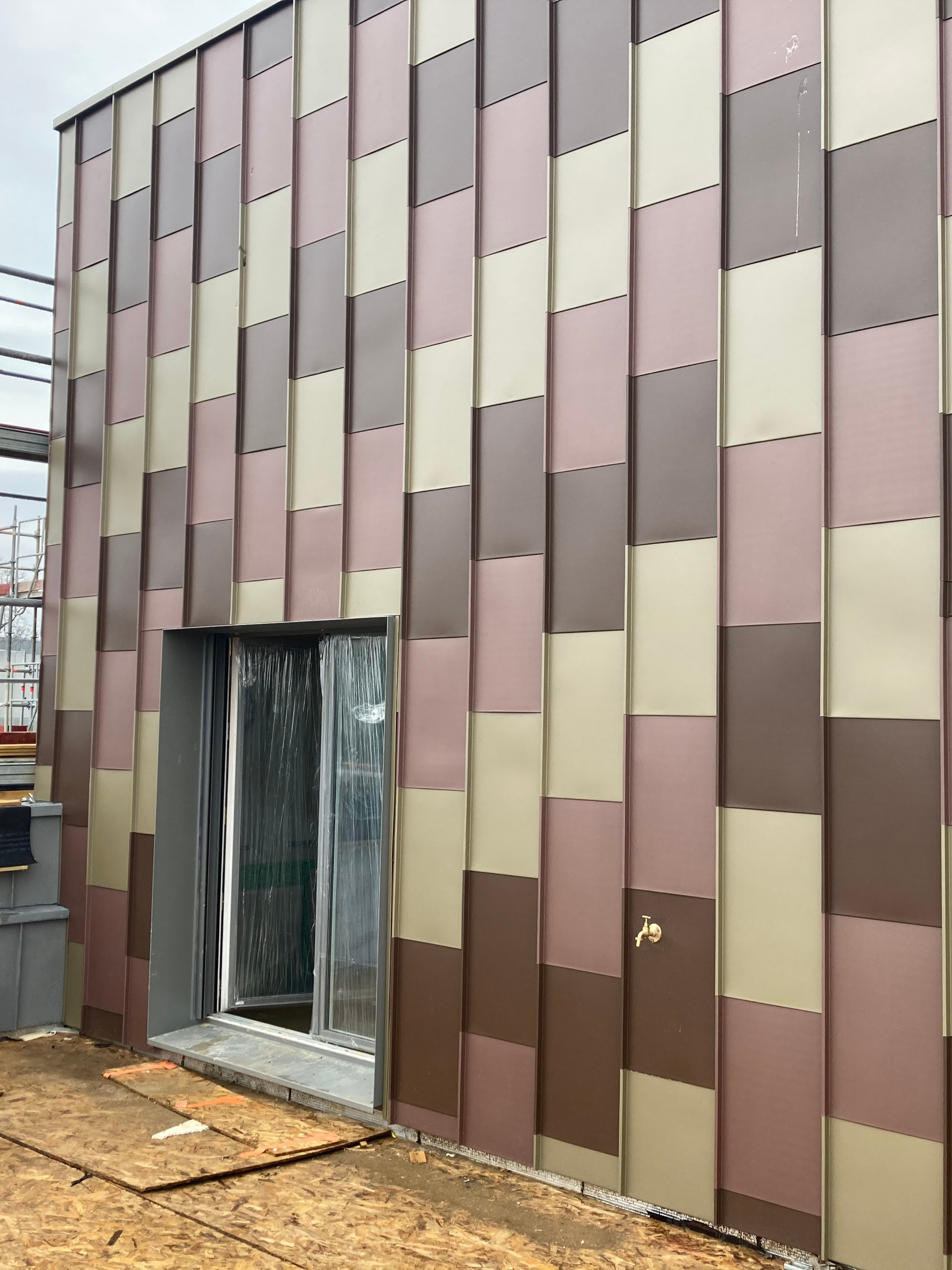 Façade métallique avec de nombreuses couleurs