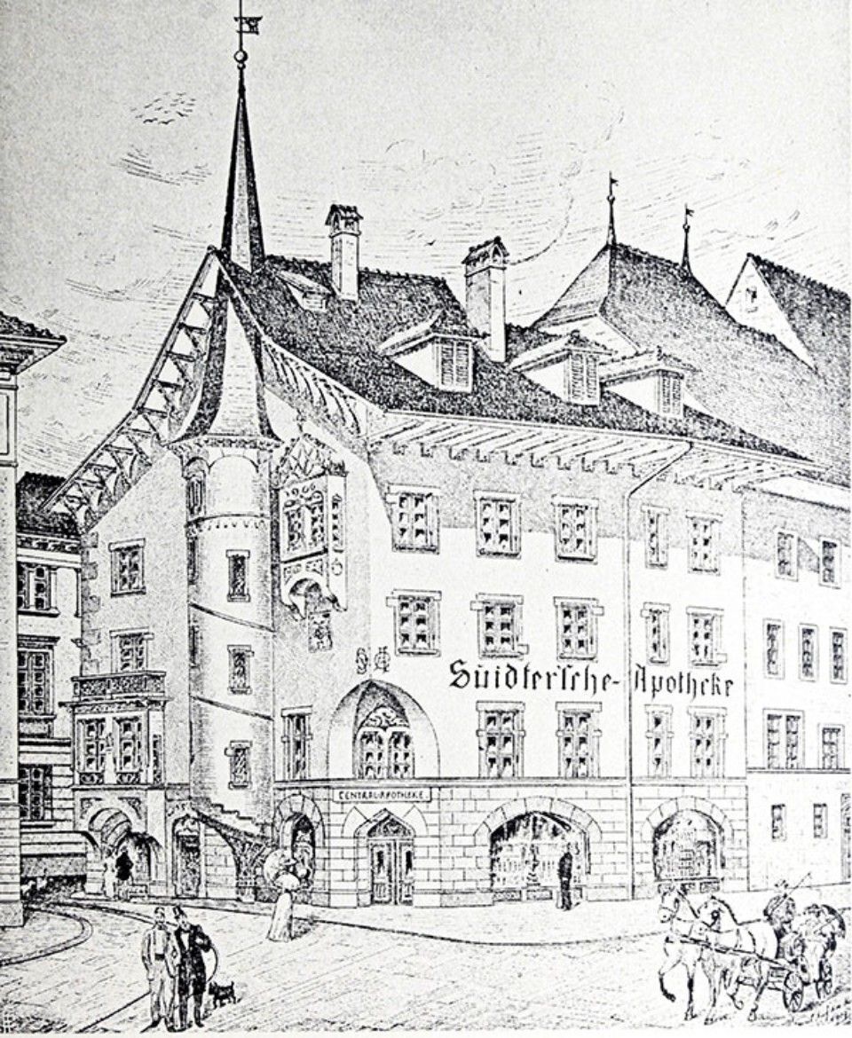 Historische Gebäudeskizze mit reich verzierter Fassade, kleinem Turm und Fussgängern. Schild: „Soldierische Apotheke“.