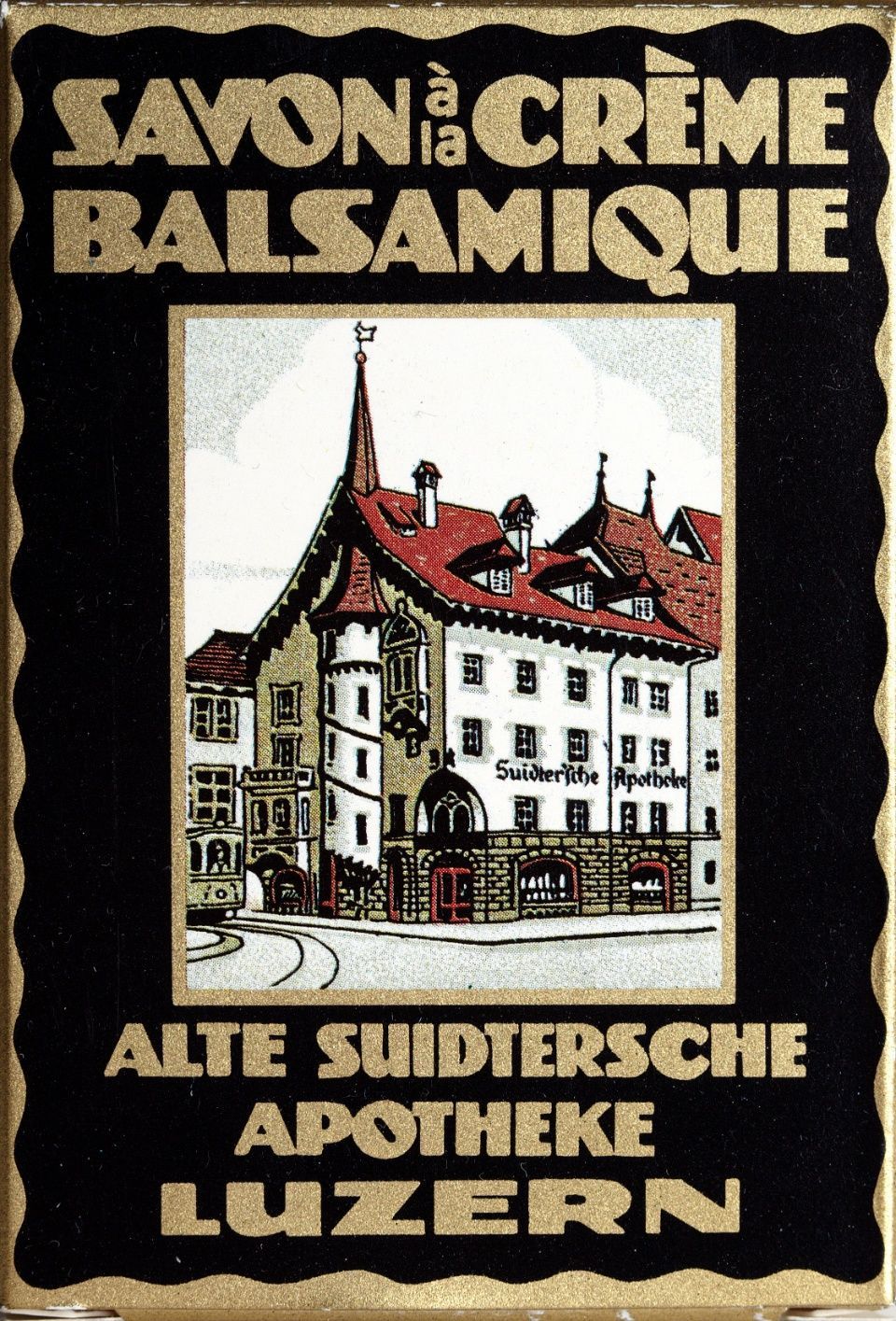 Etikett für Seife „Savon à la Crème Balsamique“, mit Gebäude der Alten Suidterschen Apotheke Luzern.