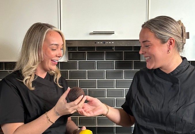 Chef privado preparando desayunos, cenas y buffets en una vivienda vacacional en Tenerife.
