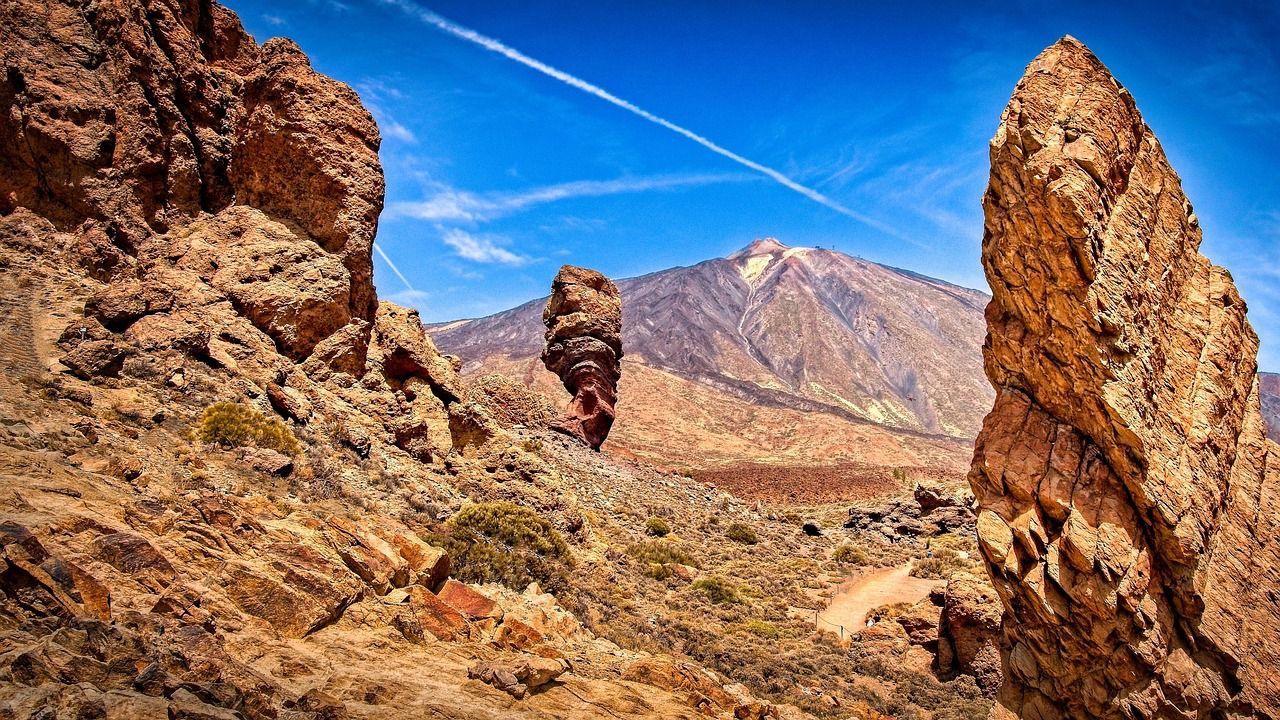 Paisaje del Teide y costa de Tenerife Sur, lugares imprescindibles para visitar en tus vacaciones.
