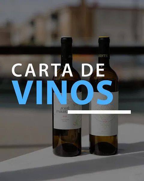 Botellas de vino con superposición de texto 