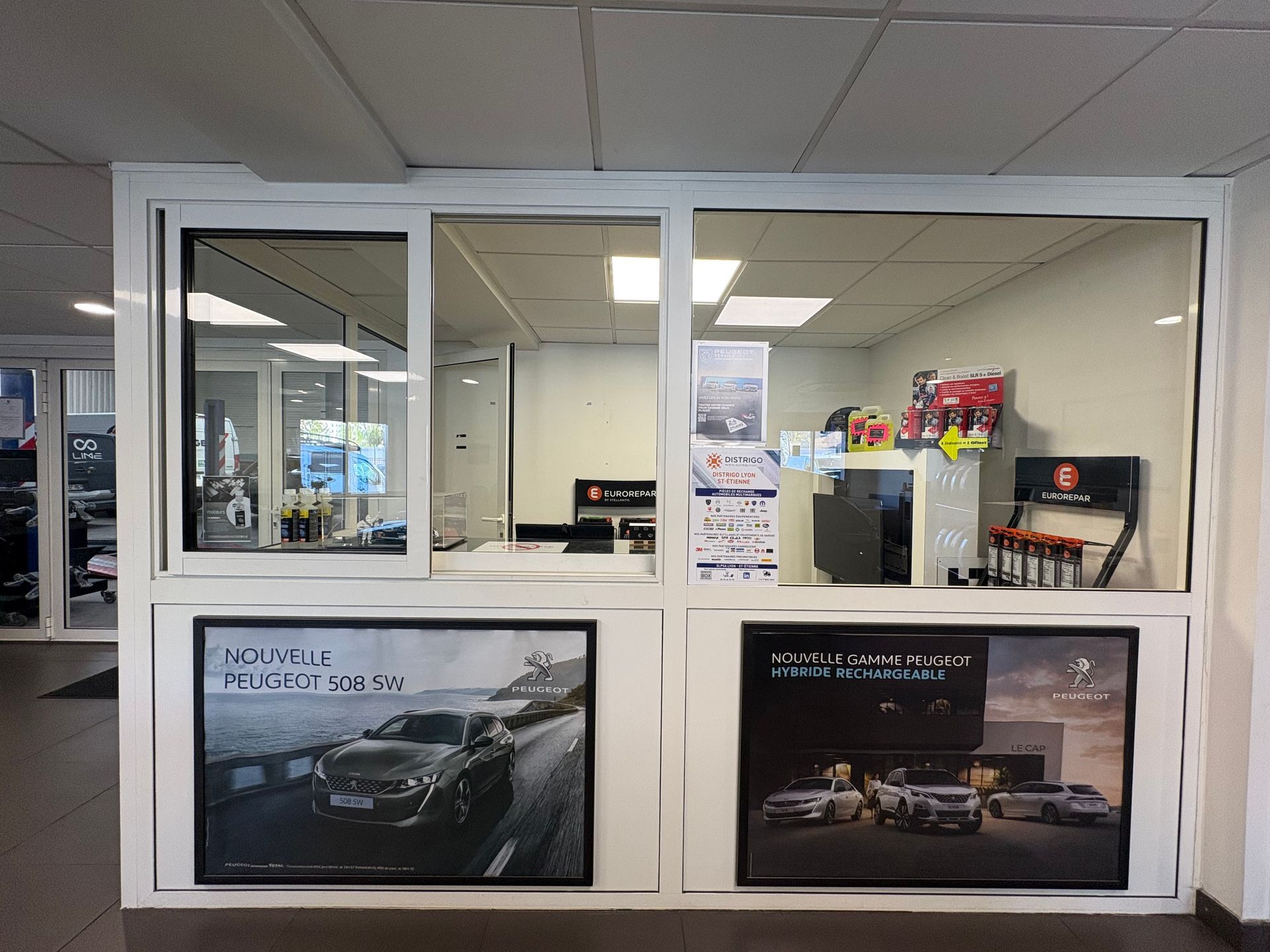 Vitrine vitrée avec affiches et comptoir d'accueil visibles à l'intérieur.