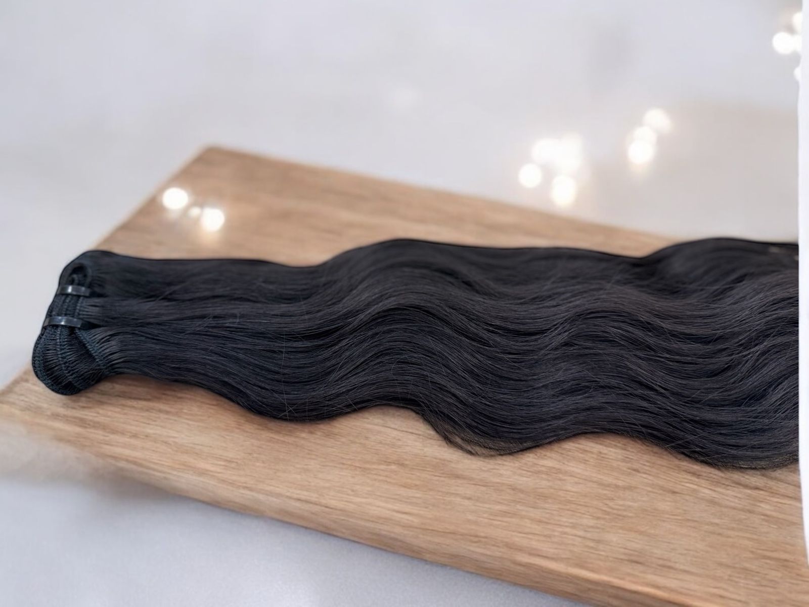 Zwei Frauen halten in einem hellen, modernen Raum ein Zertifikat in den Händen. Die eine trägt eine weisse Jacke, die andere eine schwarze.