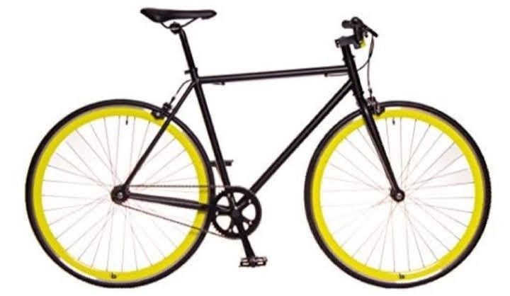 Una bicicleta negra con ruedas amarillas sobre un fondo blanco