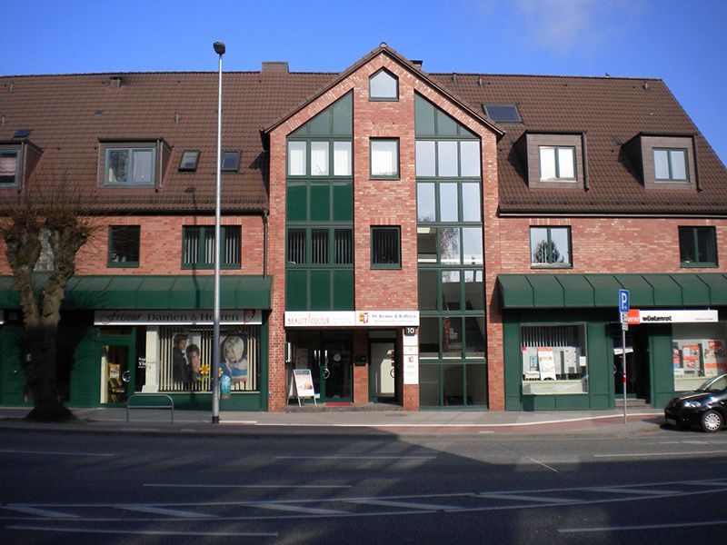 Ein Backsteingebäude mit einer grünen Markise an der Seite
