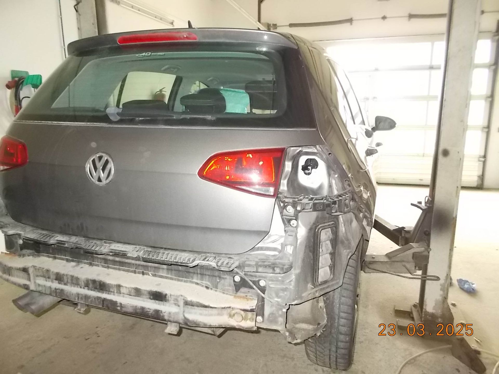 Ein Volkswagen Golf steht auf einer Hebebühne in einer Garage.