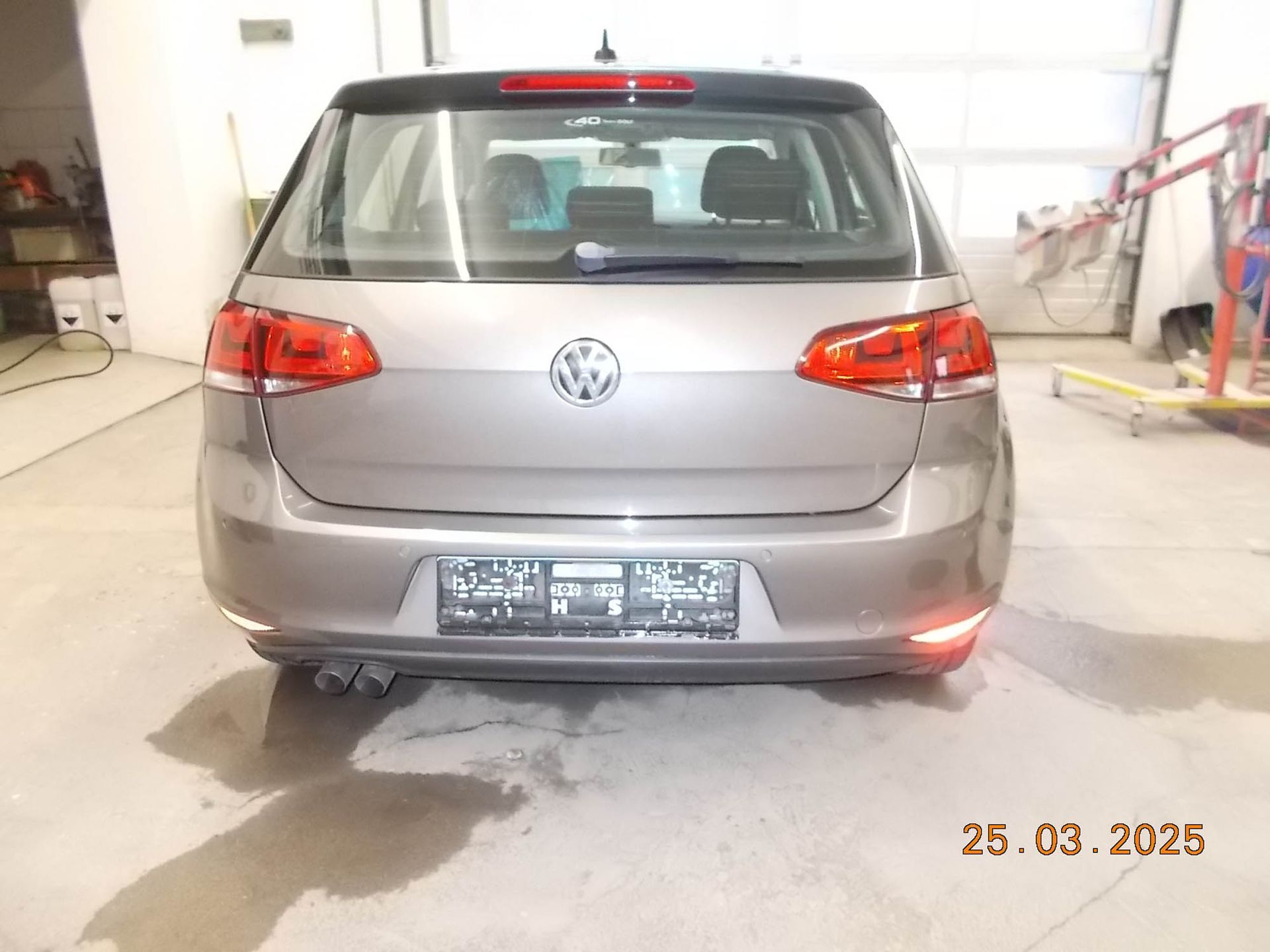 Das Heck eines Volkswagen Golf ist in einer Garage zu sehen