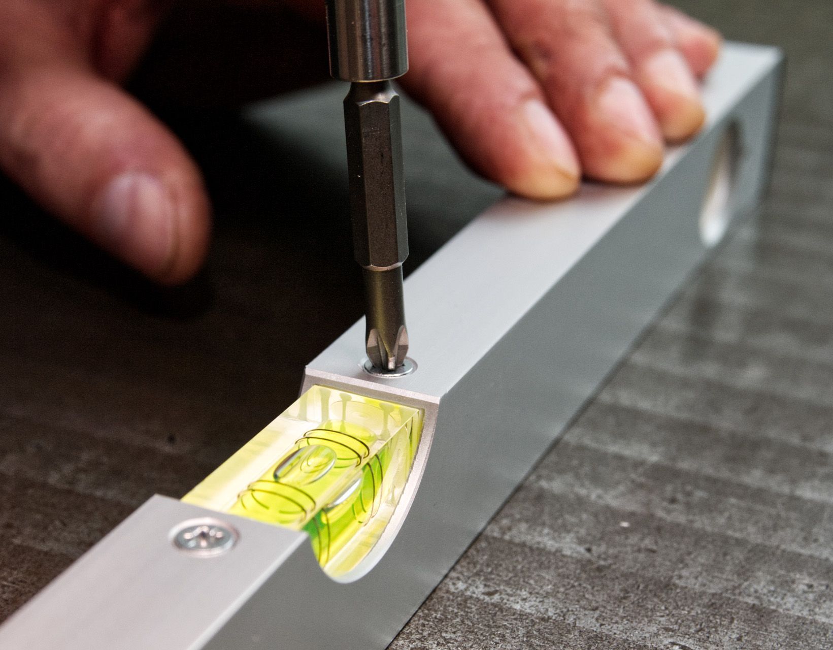 Eine Wasserwaage wird eingestellt.