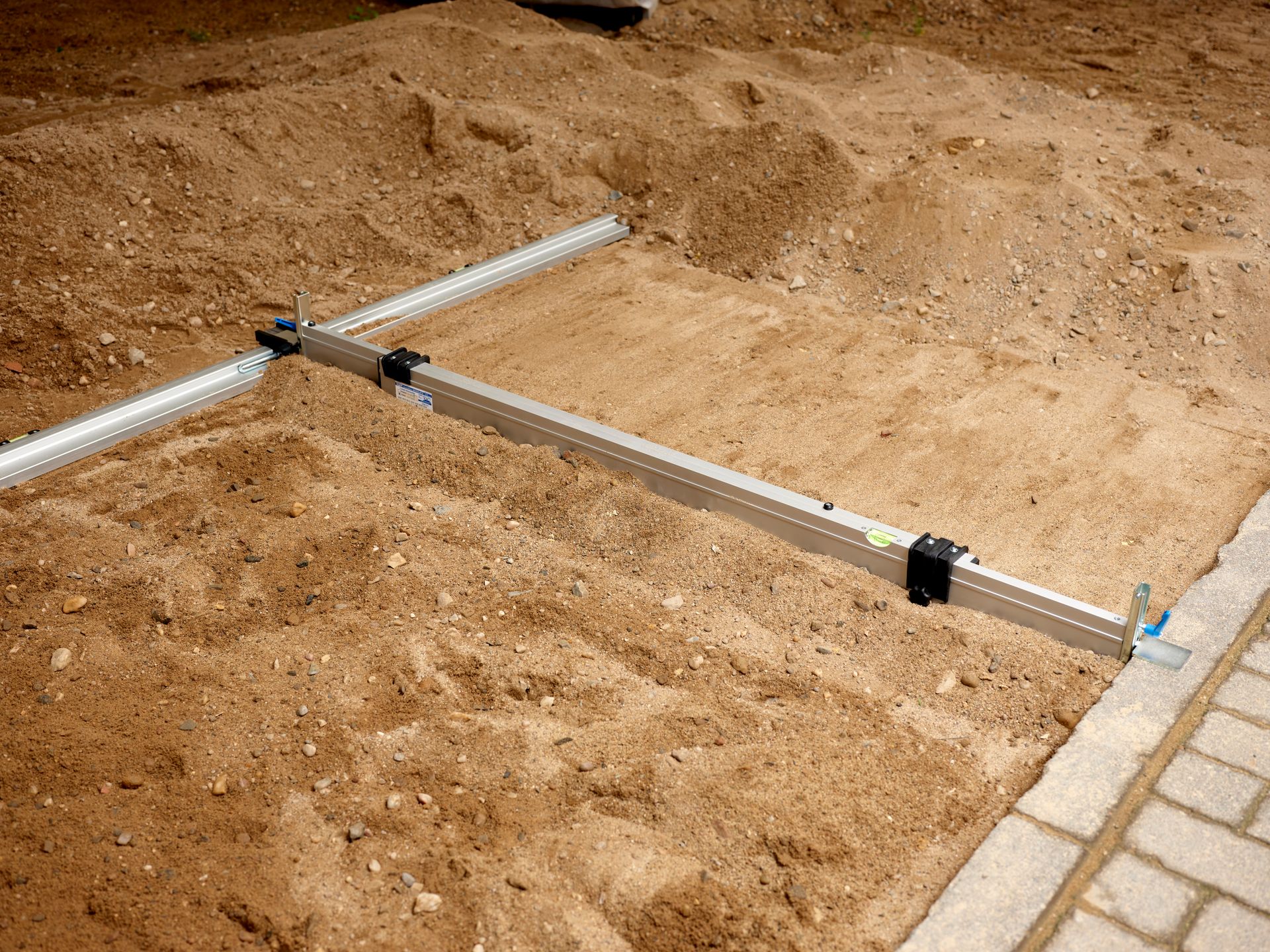 Bild einer verstellbaren Abziehlatte auf Sand