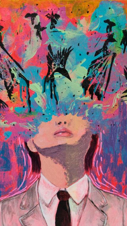 Mujer con explosión mental colorida: pájaros negros, pintura vibrante.