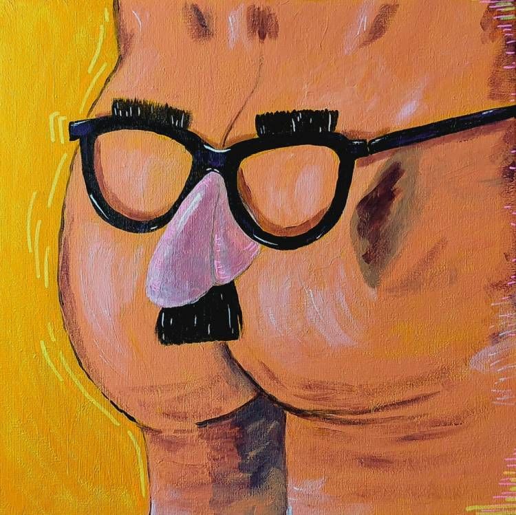 Nalgas con gafas novedosas, nariz y bigote; sobre un fondo amarillo.