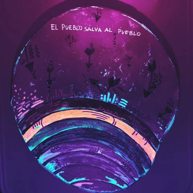 Obra de arte iluminada con luz ultravioleta: forma circular con el texto