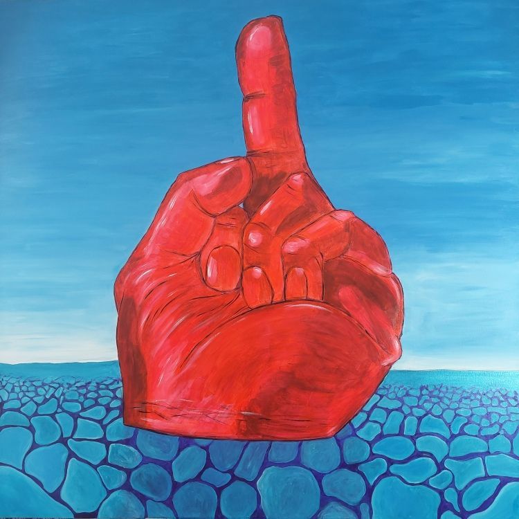 Mano roja con el dedo índice levantado sobre un fondo azul estampado.