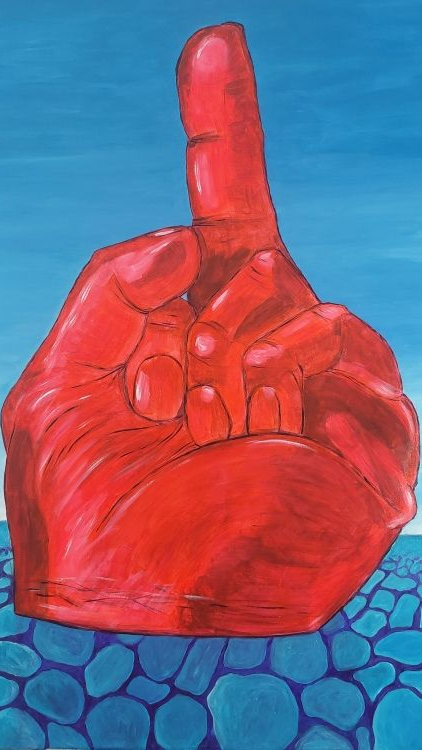 Mano roja con el dedo índice levantado contra un cielo azul y un fondo estampado.