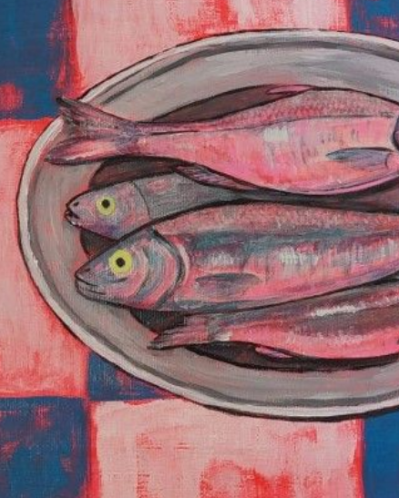 Cuatro peces rosas sobre un plato de plata, fondo a cuadros rojos y azules.