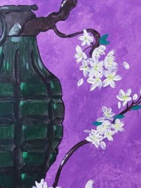 Granada verde situada en un árbol en flor sobre un fondo violeta.