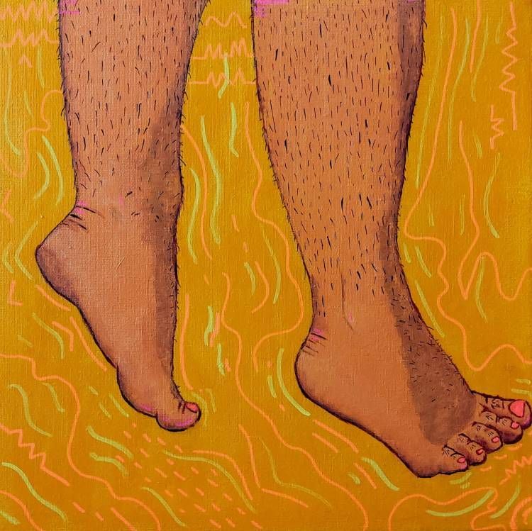 Piernas y pies peludos con uñas de color rosa sobre un fondo naranja con líneas onduladas amarillas.