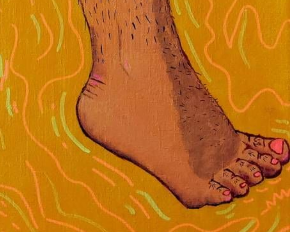 Primer plano de un pie con uñas pintadas de rosa. Tobillo peludo. Sobre un fondo abstracto amarillo.