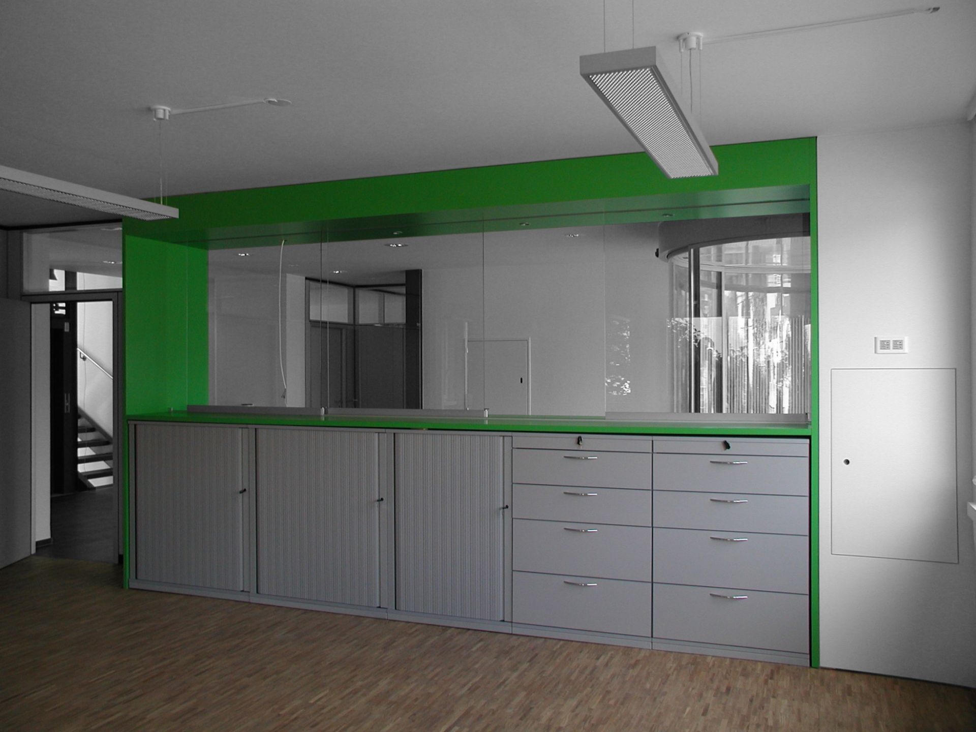 Eine künstlerische Darstellung eines Gebäudes mit einem davor geparkten Auto. Foto von der b. müller's architekten ag