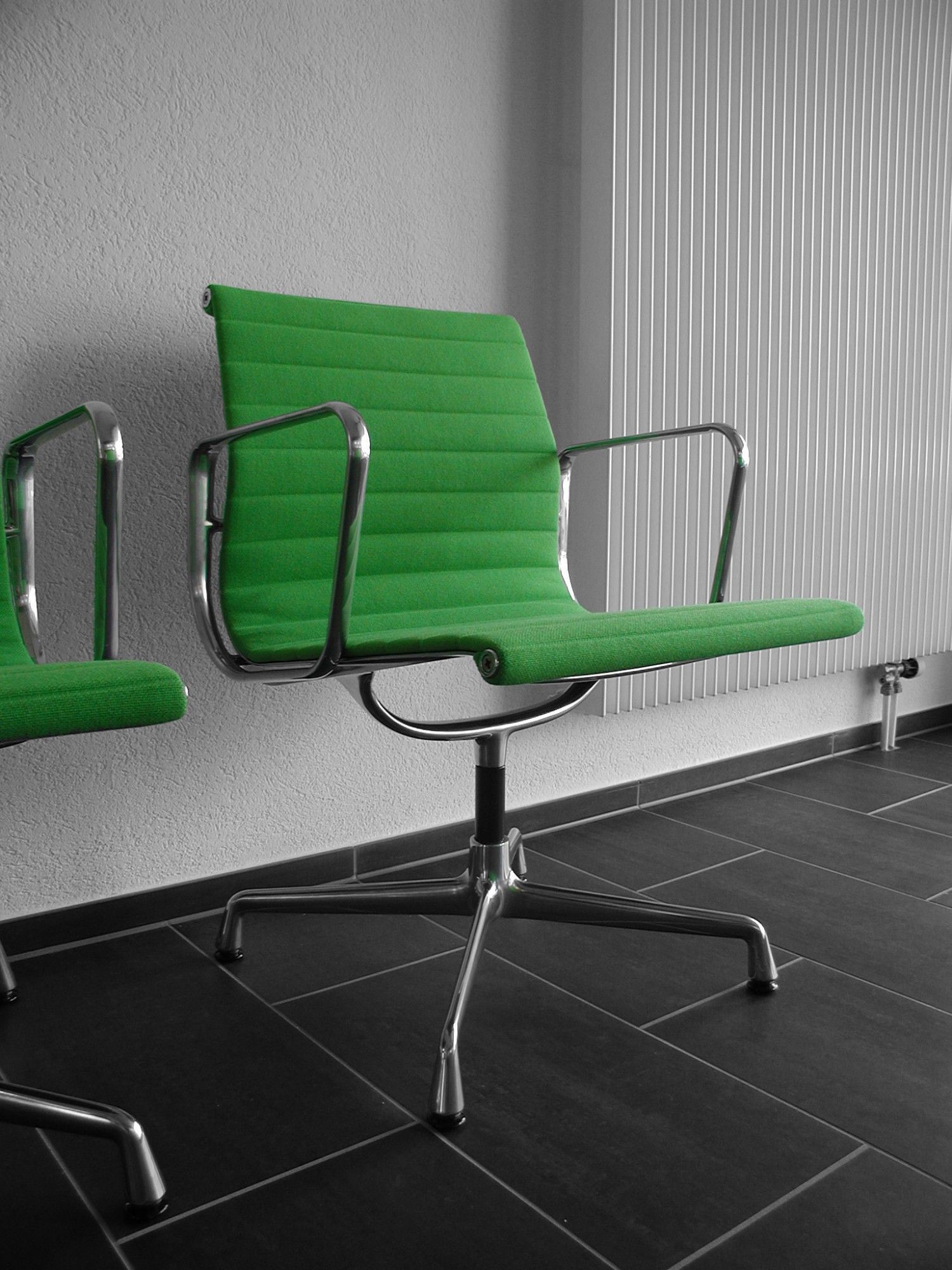 Ein Mann fährt mit dem Fahrrad eine Strasse vor einem Gebäude entlang. Foto von der b. müller's architekten ag