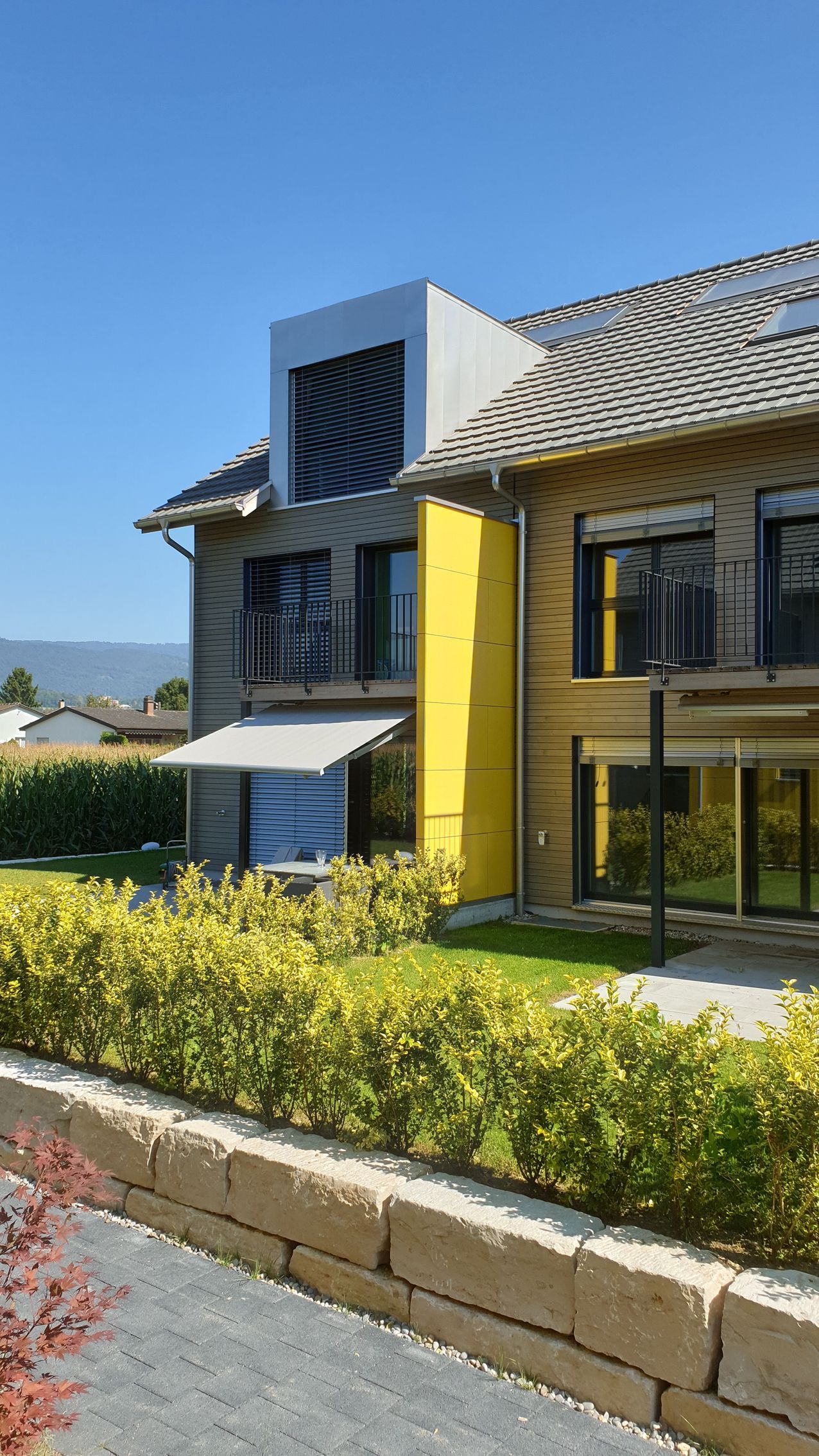 Eine Luftaufnahme eines Wohngebiets mit gelben Gebäuden. Foto von der b. müller's architekten ag