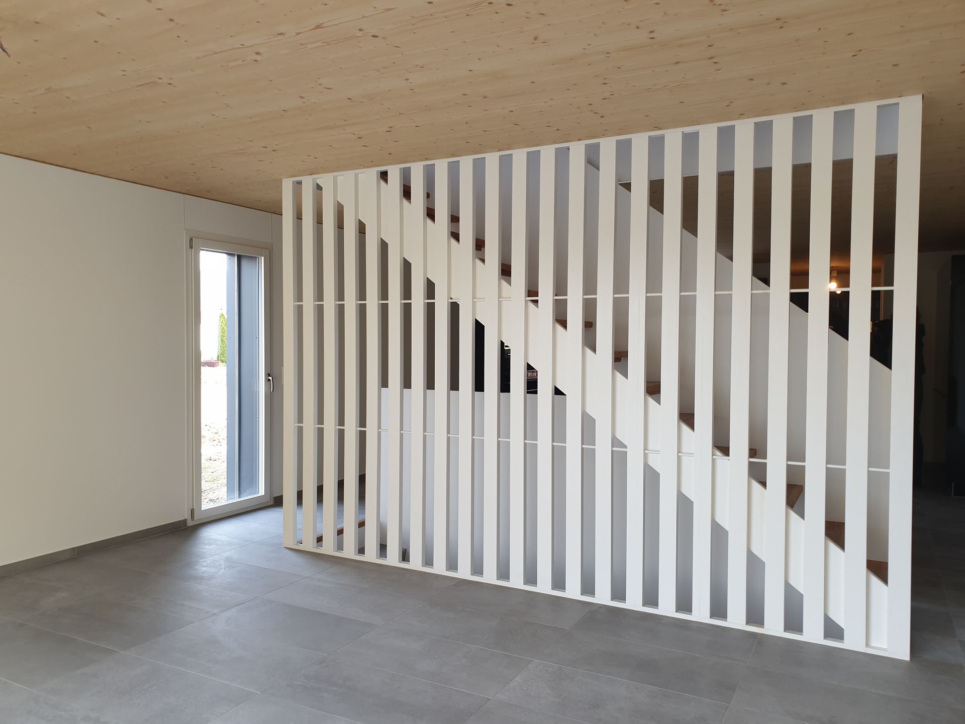 Ein Mann fährt mit dem Fahrrad eine Strasse vor einem Gebäude entlang. Foto von der b. müller's architekten ag