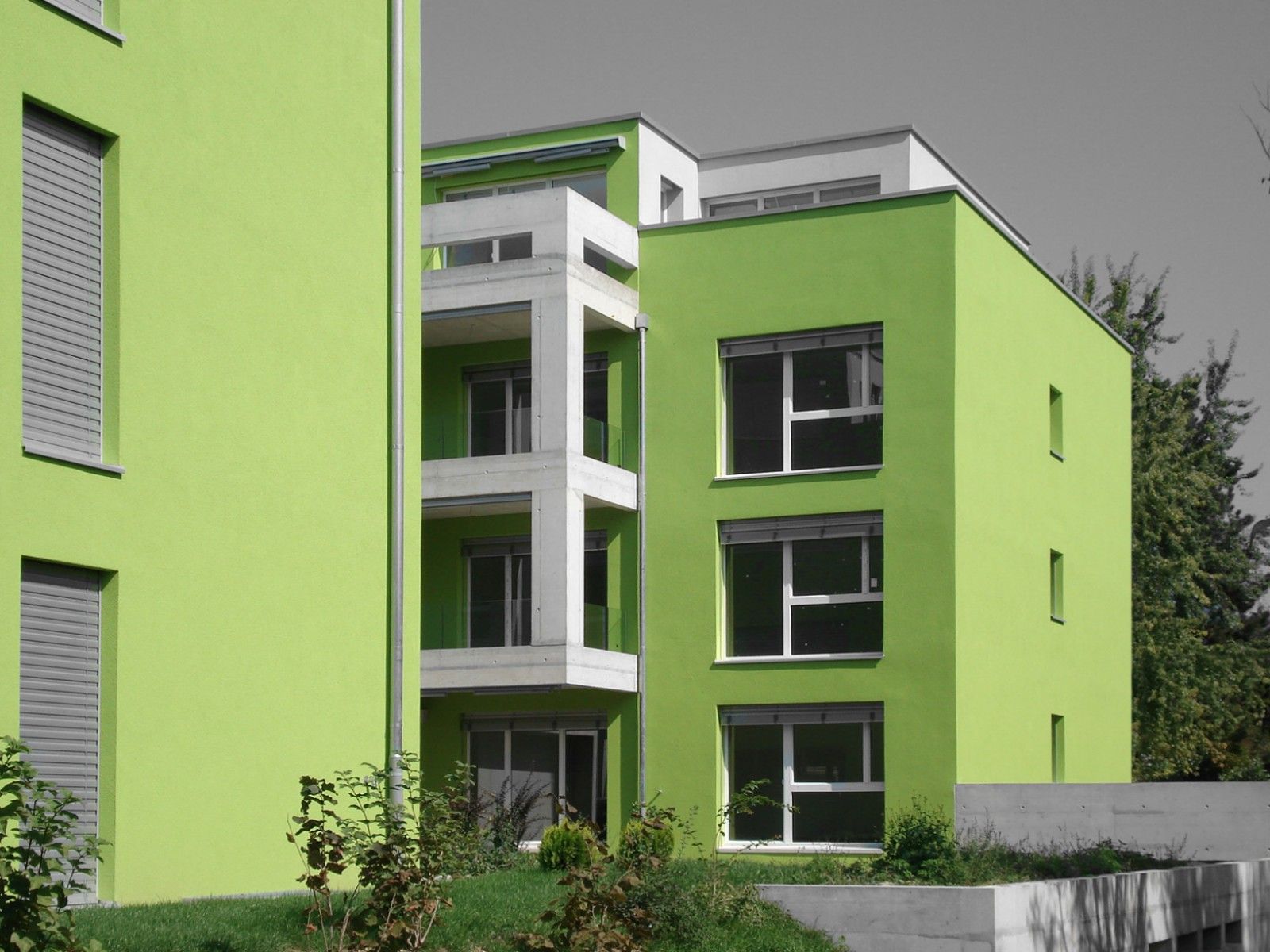 Ein modernes Haus mit einem Swimmingpool davor