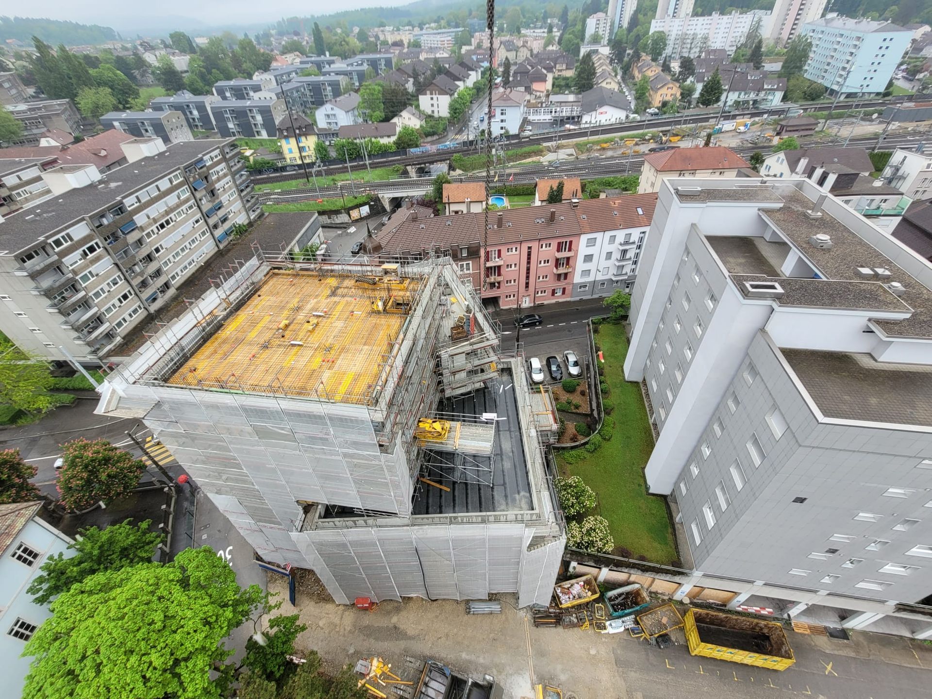 Zwei Bauarbeiter schauen sich auf einer Baustelle einen Bauplan an.