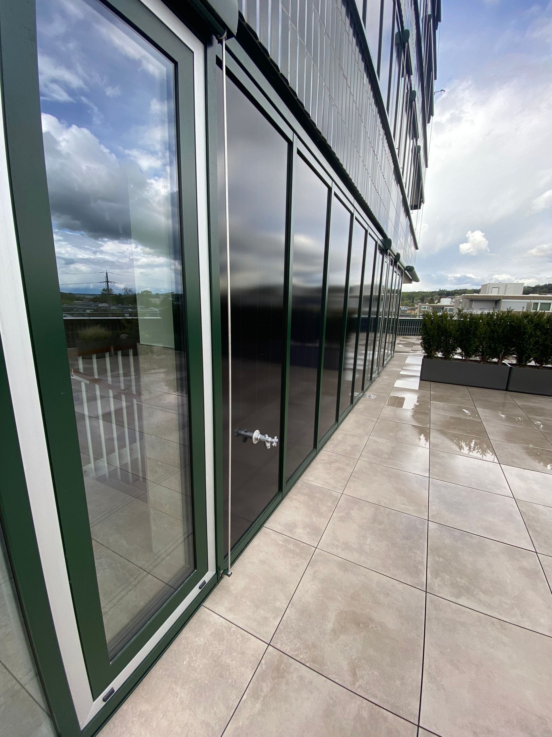 Eine Luftaufnahme eines Wohngebiets mit gelben Gebäuden. Foto von der b. müller's architekten ag