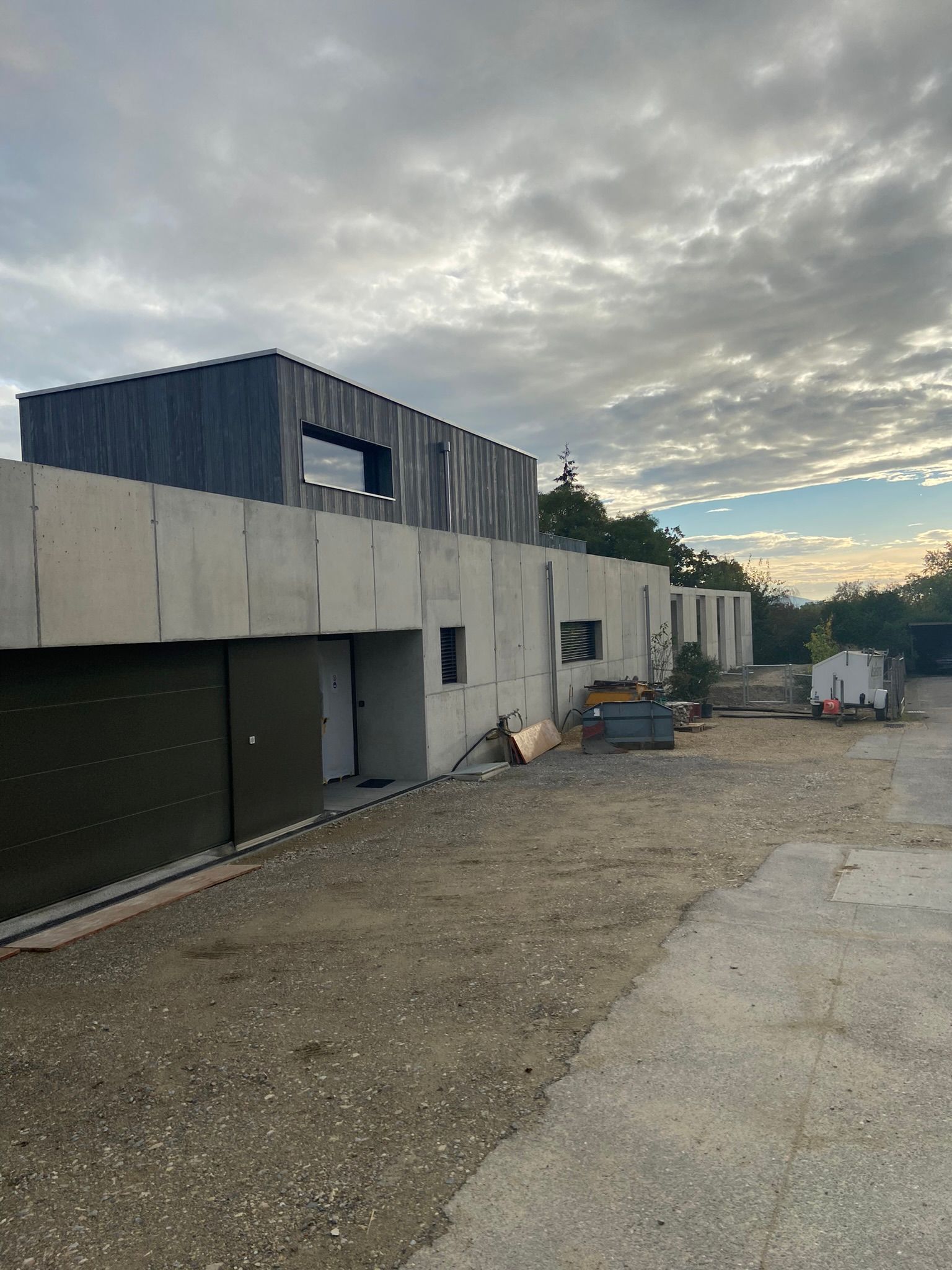 Eine künstlerische Darstellung eines Gebäudes mit einem davor geparkten Auto. Foto von der b. müller's architekten ag