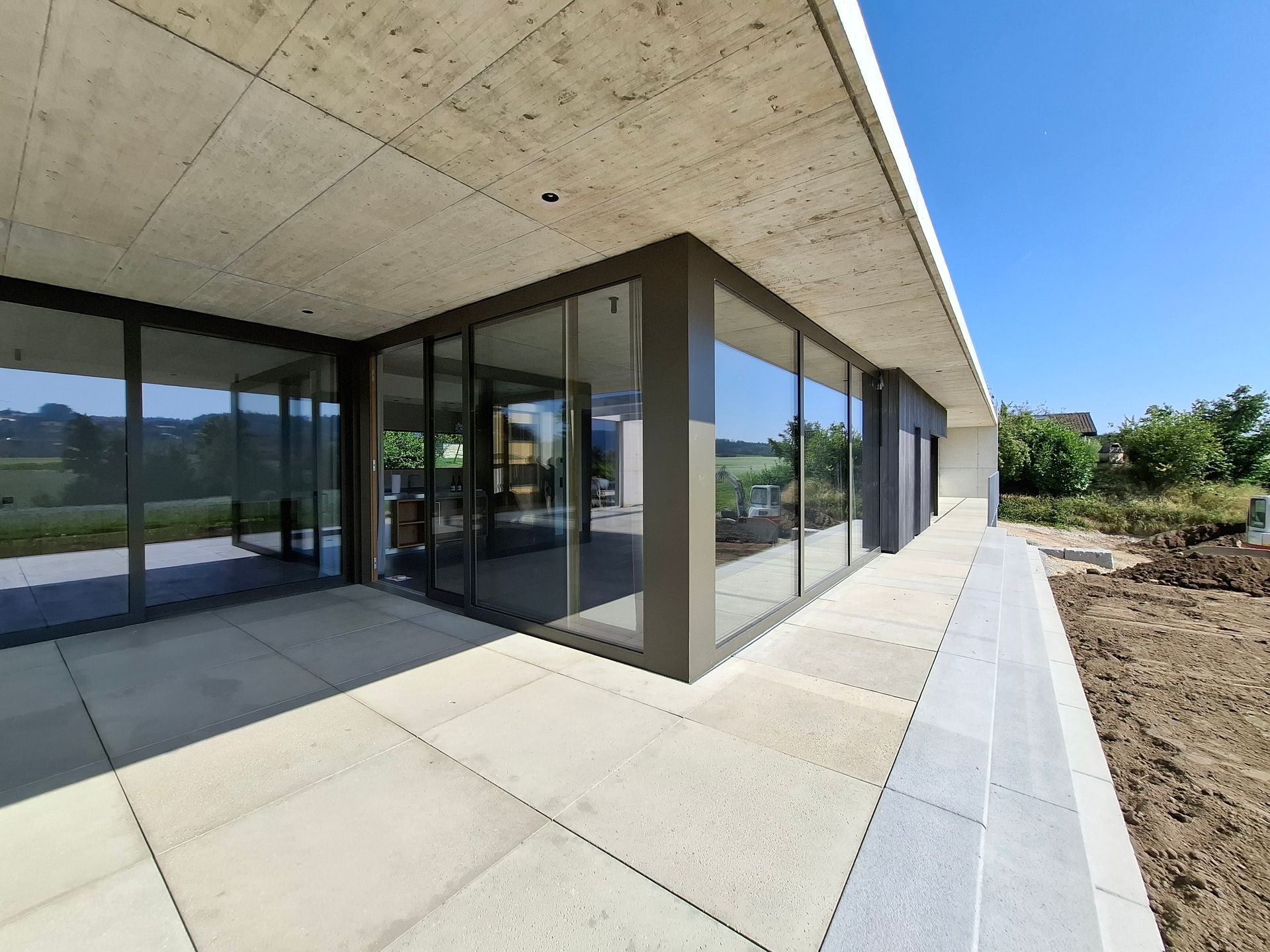 Ein Mann fährt mit dem Fahrrad eine Strasse vor einem Gebäude entlang. Foto von der b. müller's architekten ag