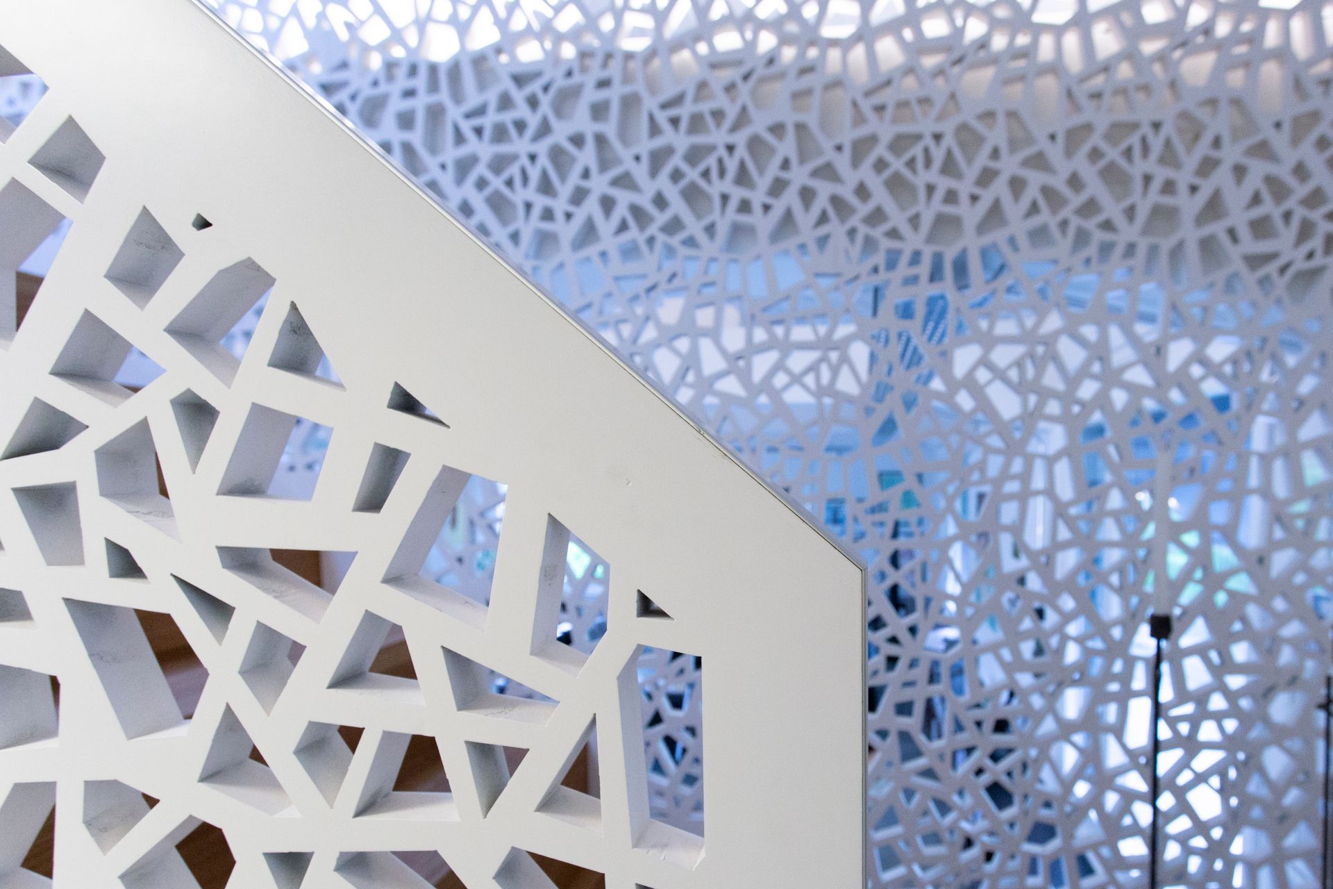 Eine künstlerische Darstellung eines Gebäudes mit einem davor geparkten Auto. Foto von der b. müller's architekten ag