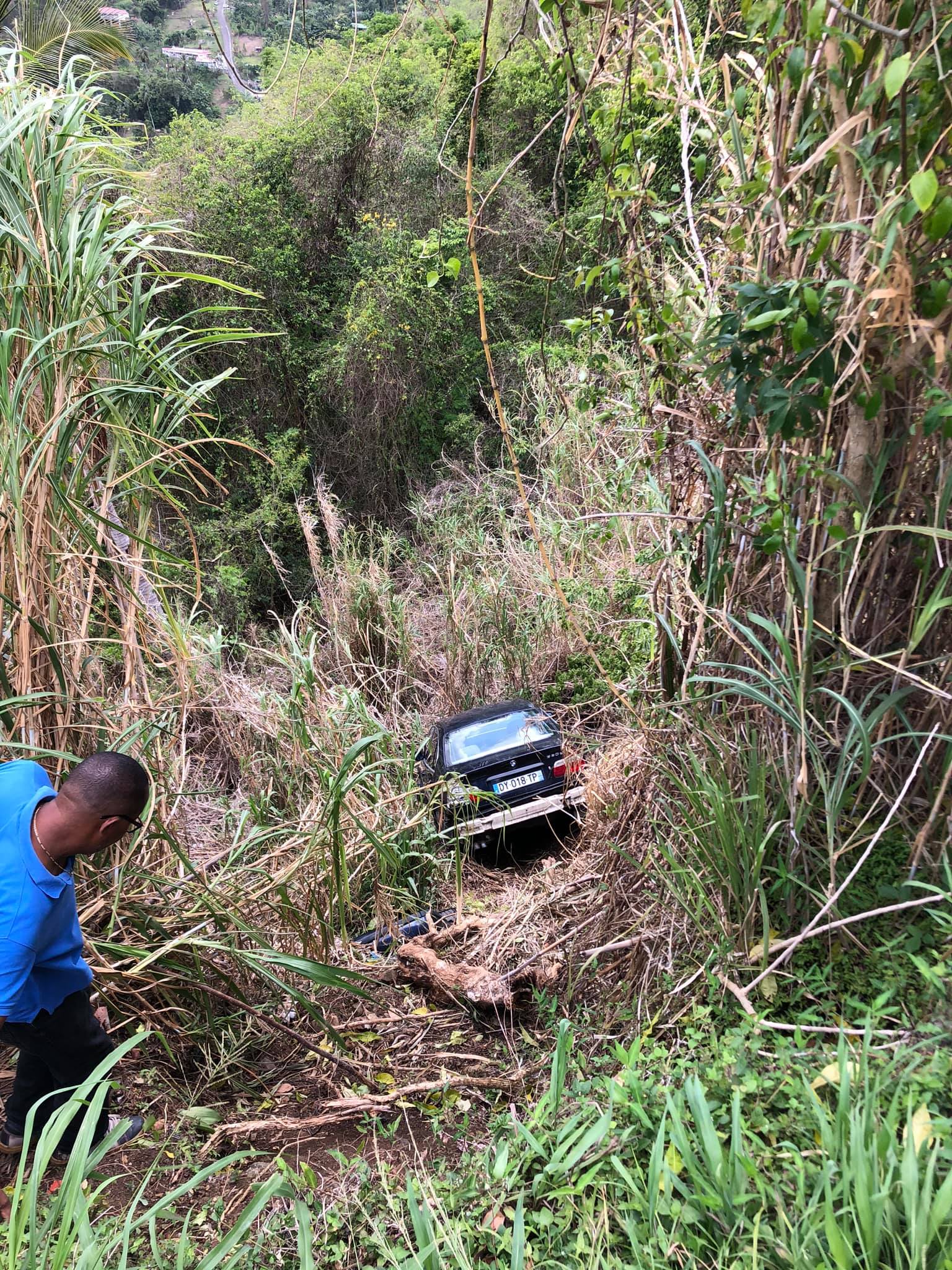 Voiture fossé tombée