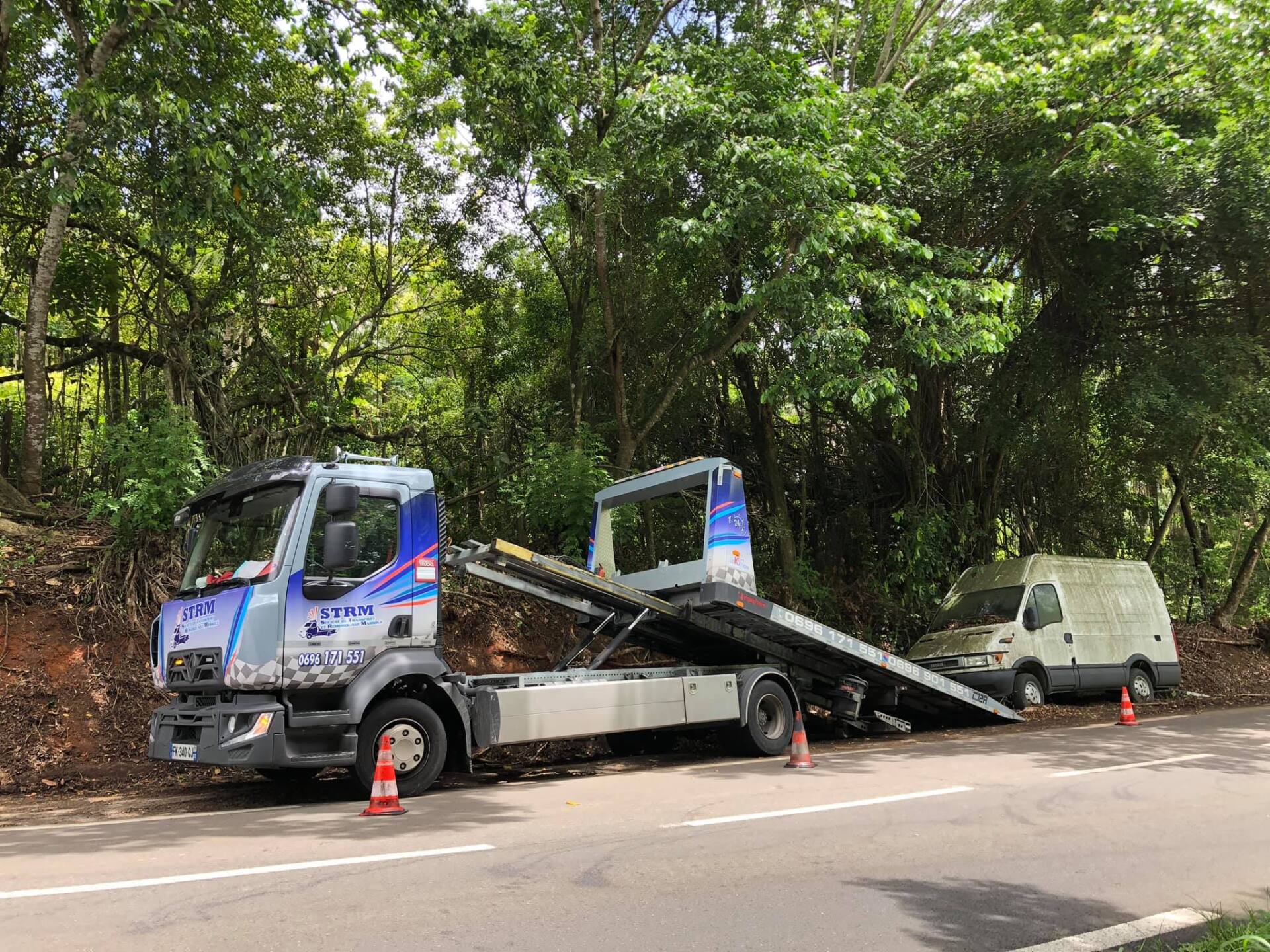 Camion remorqueur bas côté