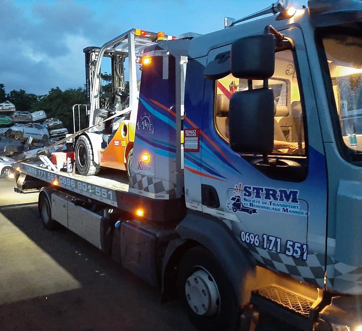 Camion remorqueur engin chantier